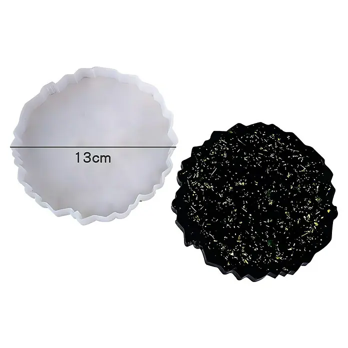 CreativEpoxy Gießform Silikonformen-Set - Untersetzer, Silikon - Weiße wellenförmige Silikonform mit 13cm Maß neben einem schwarzen Glitzer-Harzuntersetzer mit Wellenrändern.