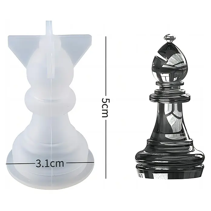 CreativEpoxy Gießform Silikonformen-Set - Schach, Silikon - Transparente Silikonform für einen 5cm hohen Schachläufer (3.1cm Basis) neben einer fertigen glänzend schwarzen Figur.