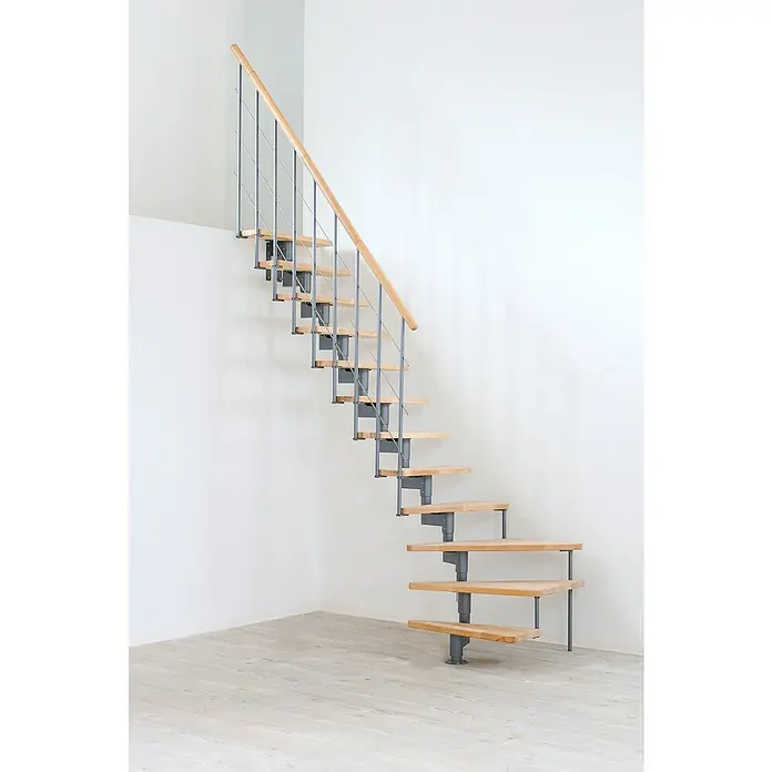 Minka Mittelholmtreppe Style Turn - Breite: 70 cm, Grau, Farbe Stufen: Buche Natur, Geschosshöhe: 304 cm - Helle Holztreppe mit Stahlgeländer in einem modernen Raum. Die Treppe ist minimalistisch gestaltet und fügt sich gut in die helle Umgebung ein.