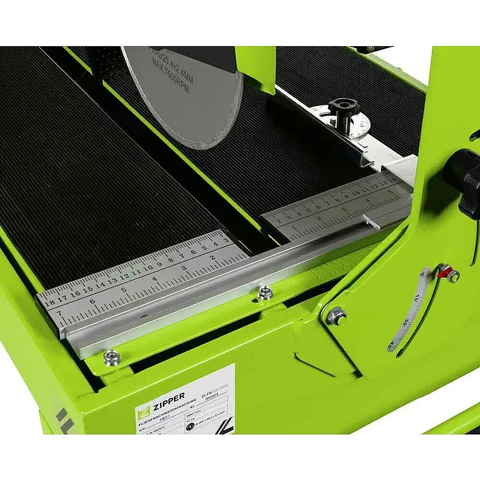 Zipper Elektro-Fliesenschneider ZI-FS250-1200 - 500 W, Max. Schnittlänge: 1.200 mm, Schnitttiefe bei 90 °: 46 mm - Grüne Fliesenschneidmaschine mit Diamantsägeblatt und Messskalen.