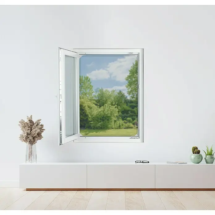 Easy Maxx Insektenschutzfenster - B x H: 115 x 135 cm, Montage Insektengitter: Klemmen, Farbe Rahmen: Weiß - Ein weißes Fenster mit Blick ins Grüne erhellt den Raum. Die Fensterkonstruktion ist modern und lichtdurchlässig.