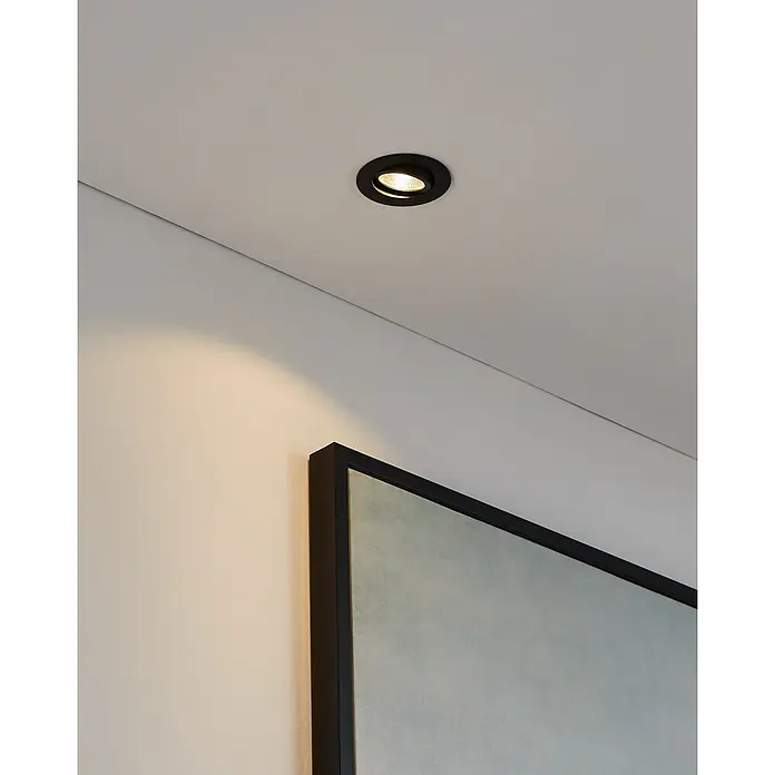 Eglo LED-Einbauleuchte SALICETO - Warmweiß, Durchmesser: 8,8 cm, Schwarz, 1 Stk. - Deckenleuchte mit schwarzem Rahmen und warmweißem Licht, beleuchtet ein Bild an der Wand.