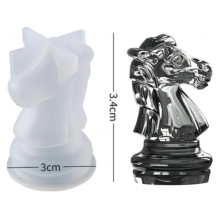 CreativEpoxy Gießform Silikonformen-Set - Schach, Silikon - Transparente Silikonform für Schachritter (3cm Basis) neben fertigem, metallischem Schachritter (3.4cm hoch).