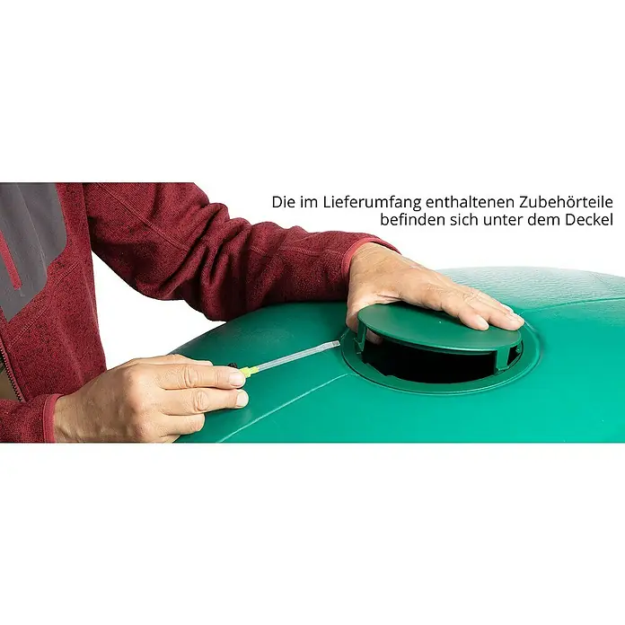 4rain Regenspeicher Slim - 350 l, Dunklegrün, 1 Stk. - Ein grüner Regenwassertank mit Zubehör unter dem Deckel, präsentiert für eine einfache Installation und Nutzung im Garten.