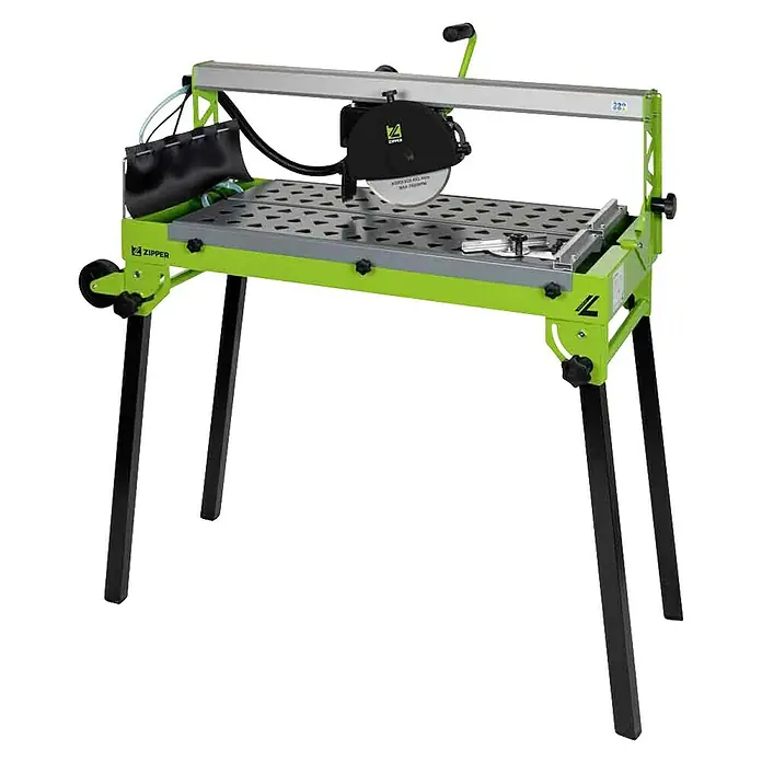 Zipper Elektro-Fliesenschneider ZI-FS200-720 - 500 W, Max. Schnittlänge: 720 mm, Schnitttiefe bei 90 °: 40 mm - Grüne und schwarze professionelle Nass-Fliesenschneidmaschine mit grauem Schneidetisch und sichtbarem Diamantsägeblatt.