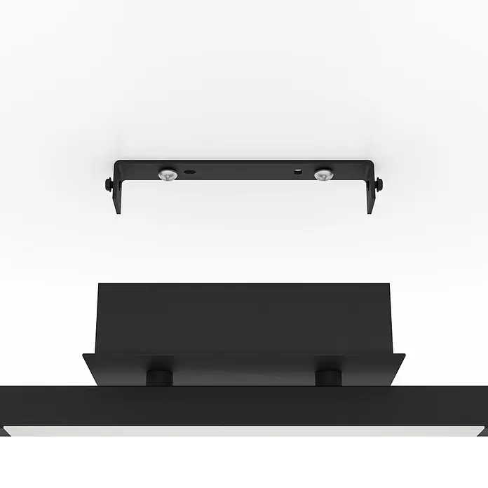 Eglo Cardillio 2 LED-Deckenstrahler - 9,7 W, L x B x H: 38,5 x 8,5 x 17,5 cm, Schwarz, Warmweiß, 3 Stk. - Nahaufnahme einer schwarzen Deckenleuchte und ihrer Befestigung an einer weißen Decke.