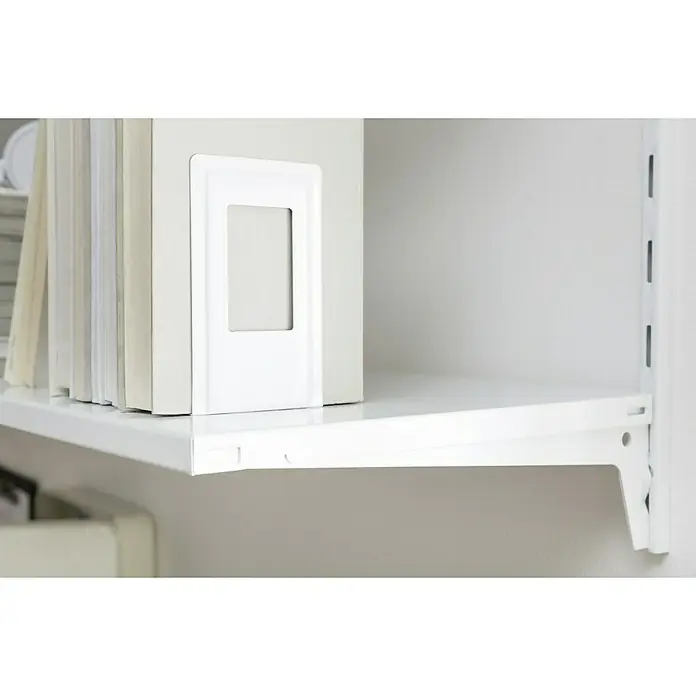 Element System Wandschiene EL 50 - Länge: 14,5 cm, Weiß, Passend für: Träger mit Raster 50 mm, Einlochsystem - Nahaufnahme eines weißen Bücherregals mit einer Reihe von Büchern und einem weißen Buchstützen, die einen sauberen, minimalistischen Look erzeugen.