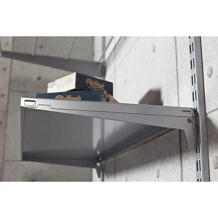 Element System Pro-Träger S 50 - Länge: 15 cm, Weiß/Aluminium, Belastbarkeit: 60 kg - Nahaufnahme eines grauen Regals mit zwei Spielzeugschachteln darauf, das an einer grauen Wand befestigt ist.