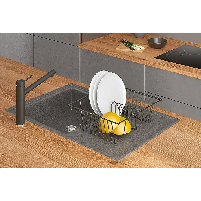 Metaltex Geschirrkorb Lipsia - L x B x H: 36 x 33 x 12 cm, Metall, Lavaschwarz - Küchenspüle aus Granit mit Abtropfgestell, Geschirr und Armatur. Moderne Küchenausstattung mit Spüle, Abtropfkorb, Tellern und gelben Schalen.
