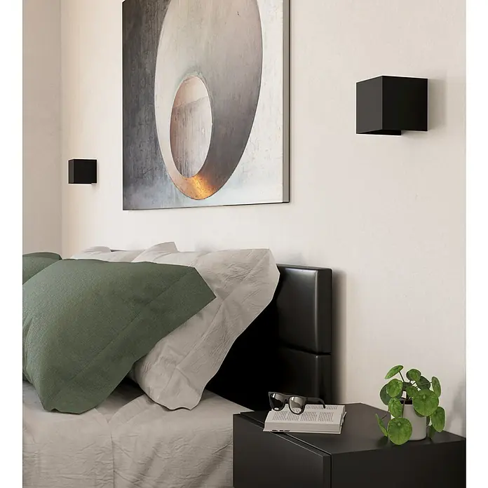 Eglo LED-Wandleuchte Valmontone - 1,5 W, L x B x H: 10 x 10 x 10 cm, Schwarz, Warmweiß - Schwarze Kubus-Wandleuchte in einem modernen Schlafzimmer.