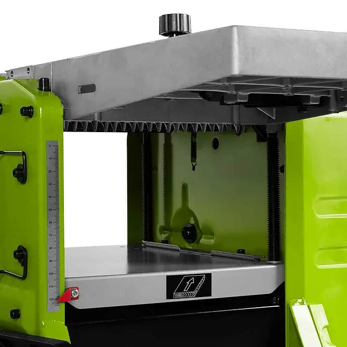 Zipper Abricht-Dickenhobelmaschine ZI-HB204N - Maße Tisch: 740 x 210 mm - Grüne und graue Dickenhobelmaschine mit Messskala und Materialvorschubpfeil.