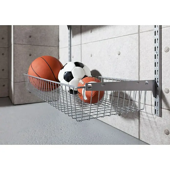 Element System Classic Wandschiene EL 32 - Länge: 95 cm, Weiß/Aluminium, Passend für: Träger mit Raster 32 mm, Zweilochsystem - Korb zur Aufbewahrung von Bällen und Sportgeräten an einer Betonwand, ideal für Garagen oder Sportbereiche.