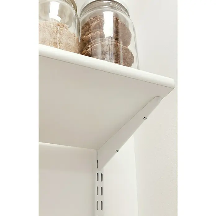 Element System Classic Wandschiene EL 32 - Länge: 45 cm, Weiß, Passend für: Träger mit Raster 32 mm, Zweilochsystem - Nahaufnahme eines weißen Regals mit Glasbehältern, das an einer weißen Wand befestigt ist. Das Regal wird von einer Metallschiene gestützt.