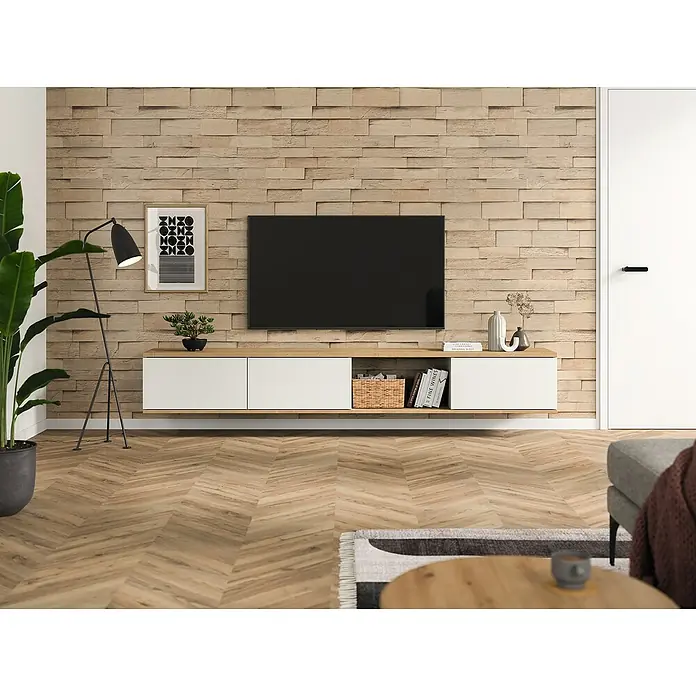 Egger Wandpaneel DecoWall - Laxfield Eiche, 1.250 x 660 x 12 mm, 3 Stk. - Weißes und holzfarbenes TV-Board mit Stauraum unter einem Fernseher in einem modernen Wohnzimmer.