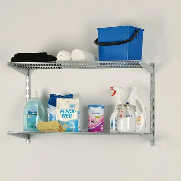 Element System Classic Regal-Set Storage - L x B x H: 33,2 x 82,8 x 49,6 cm, Rastermaß: 50 mm, Traglast Einlegeboden: 20 kg, Weiß/Aluminium - Das Bild zeigt ein zweistufiges Regal mit verschiedenen Waschmitteln, einem blauen Eimer und Handtüchern.