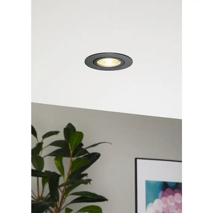 Eglo LED-Einbauleuchte SALICETO - Warmweiß, Durchmesser: 8,8 cm, Schwarz, 1 Stk. - Nahaufnahme einer modernen, schwarzen Deckeneinbauleuchte mit warmweißem Licht, die ein stilvolles Ambiente schafft.