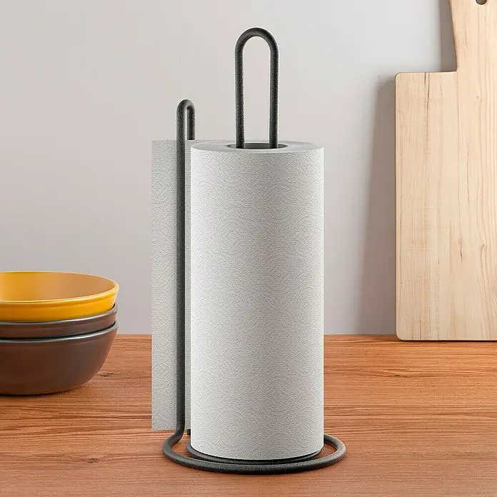 Metaltex Küchenrollenhalterung My Roll - Lavaschwarz, Ø x H: 15 x 32 cm, Stahl - Ein Küchenrollenhalter aus Metall mit einer Papierrolle, neben Schüsseln und einem Schneidebrett auf einer Holzoberfläche.