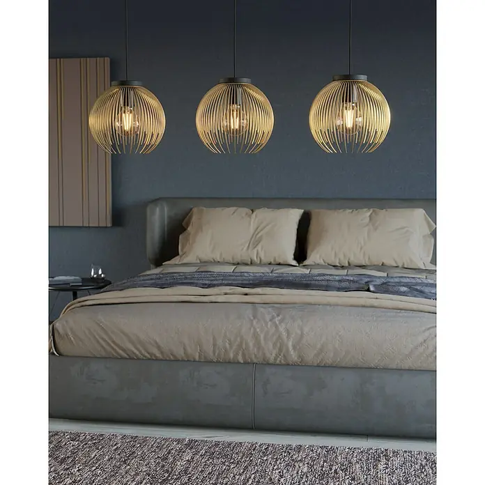 Eglo Venezuela Pendelleuchte - 120 W, L x B x H: 93,5 x 23,5 x 110 cm, Schwarz/Gold, E27, Anzahl Leuchtmittel: 3 Stk. - Drei elegante Hängelampen mit filigranem Design über einem stilvollen Bett, die dem Raum eine warme und einladende Atmosphäre verleihen.