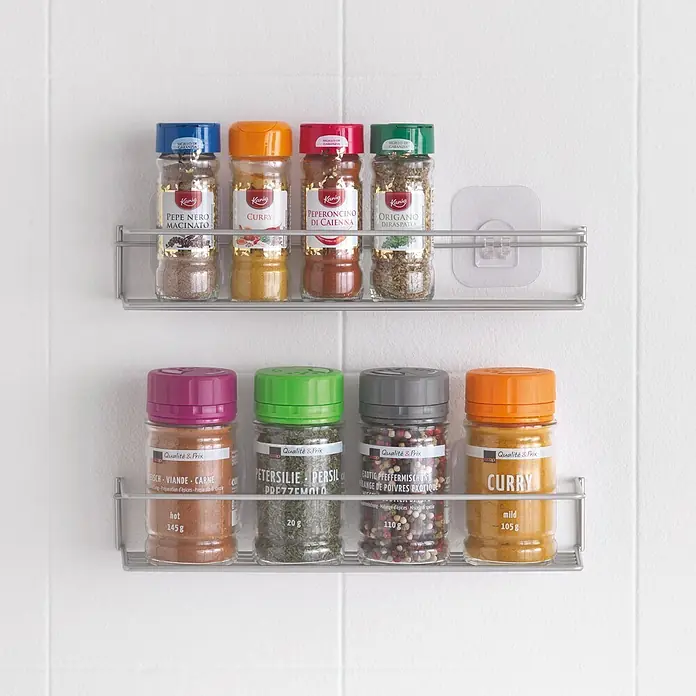 Metaltex Gewürzregal Paprika Regal U-Fix Set - Silbermetallic, L x B x H: 32 x 8 x 5 cm, Metall, 2 Stk. - Regal mit einer Sammlung verschiedener Gewürze in bunten Dosen, darunter Curry, Pfeffer und Kräuter.