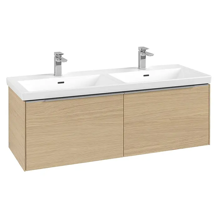 Villeroy & Boch Subway 3.0 Waschbeckenunterschrank - Nordik Oak, Anzahl Schubladen: 2 Stk., Farbe Griff: Aluminium glänzend, B x T x H: 127,2 x 47,8 x 42,9 cm, Mit Beleuchtung, Geeignet für Doppelwaschtisch - Doppeltes Waschbeckenunterschrank mit zwei weißen Keramikwaschbecken, Chromarmaturen und hellem Holzschrank.