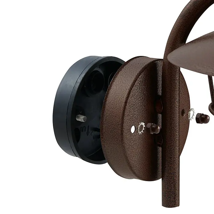 Eglo Außenwandleuchte Pulfero 1 - 60 W, Braun, Klar, IP44 - Nahaufnahme einer braunen Wandleuchte mit einem schwarzen Montagefuß. Das dekorative Lichtelement strahlt Wärme und Rustikalität aus.