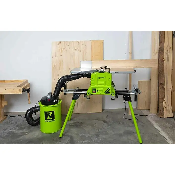 Zipper Abricht-Dickenhobelmaschine ZI-HB254N - Maße Tisch: 920 x 263 mm - Eine hellgrüne Holzbearbeitungsmaschine (Hobel/Dickenhobel) mit passender Absauganlage in einer Werkstatt, bereit zur Holzverarbeitung.