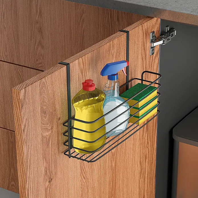 Metaltex Einhängekorb Galileo - L x B x H: 34 x 12 x 22 cm, Lavaschwarz - Schwarzer Hängekorb für Spülmittel, Sprühflasche und Schwämme, angebracht an einer Küchenschranktür in Holzoptik.