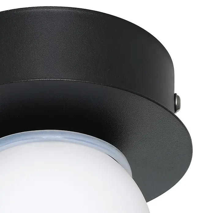 Eglo LED-Wand- & Deckenleuchte Mosiano - 3,3 W, Schwarz, Schwarz, Warmweiß, Durchmesser: 11 cm - Nahaufnahme einer modernen schwarzen Deckenleuchte mit einer runden, weißen Glühbirne. Elegantes Design für stilvolle Innenräume.