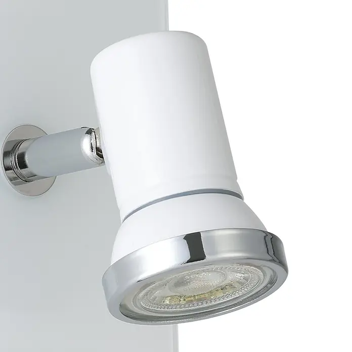 Eglo LED-Wandstrahler Tamara 1 - 3 W, Chrom, Weiß - Nahaufnahme einer modernen weißen und verchromten LED-Spotleuchte, die an einer Wand montiert ist.