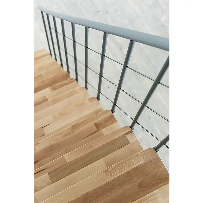 Minka Mittelholmtreppe Comfort Top - Breite: 80 cm, Grau, Farbe Stufen: Buche Natur, Geschosshöhe: 312 cm - Detailaufnahme einer Holztreppe mit modernem Metallgeländer. Die hellen Holzstufen kontrastieren mit dem grauen Geländer.