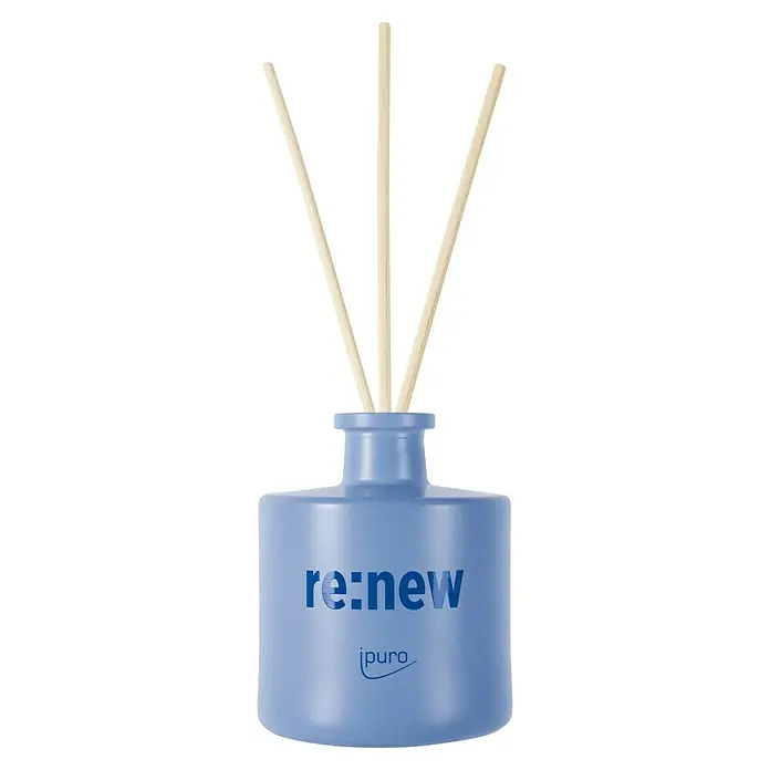 Ipuro Raumduft We Are - Renew, 100 ml - Hellvioletter Reed-Diffusor mit drei natürlichen Holzstäbchen und 're:new ipuro' Branding.