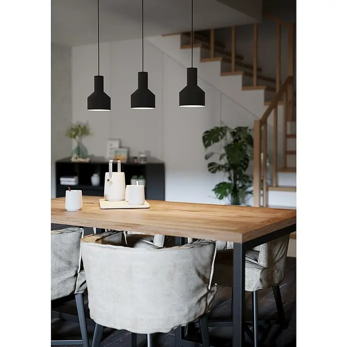 Eglo Casibare Pendelleuchte - 120 W, Schwarz, E27, Anzahl Leuchtmittel: 3 Stk. - Drei schwarze Hängelampen über einem Holztisch mit Stühlen, die eine gemütliche Atmosphäre schaffen.