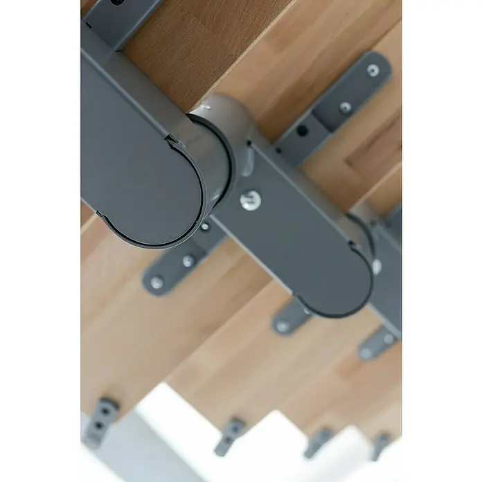 Minka Mittelholmtreppe Comfort Top - Breite: 80 cm, Grau, Farbe Stufen: Buche Natur, Geschosshöhe: 312 cm - Detailaufnahme einer Lattenrostkonstruktion mit grauem Metallrahmen, der an hellen Holzlatten befestigt ist.