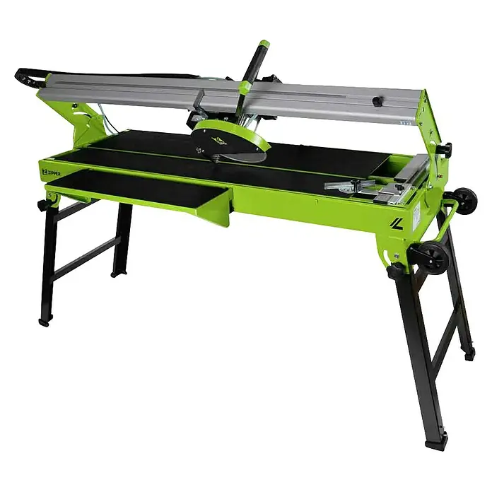 Zipper Elektro-Fliesenschneider ZI-FS250-1200 - 500 W, Max. Schnittlänge: 1.200 mm, Schnitttiefe bei 90 °: 46 mm - Kalkgrüne und schwarze Fliesenschneidmaschine auf schwarzem Gestell, mit Schneidscheibe und Führungsschiene für präzise Schnitte.
