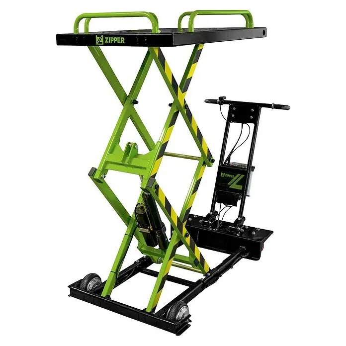 Zipper Scherenhubwagen ZI-SHW300 - Länge Arbeitsplatte: 100 cm, 60 cm, Max. Ladegewicht: 300 kg - Grüner und schwarzer mobiler Hydraulik-Scherenlift mit flacher schwarzer Plattform, grünen Griffen und Steuerung auf Rädern, mit Warnstreifen.