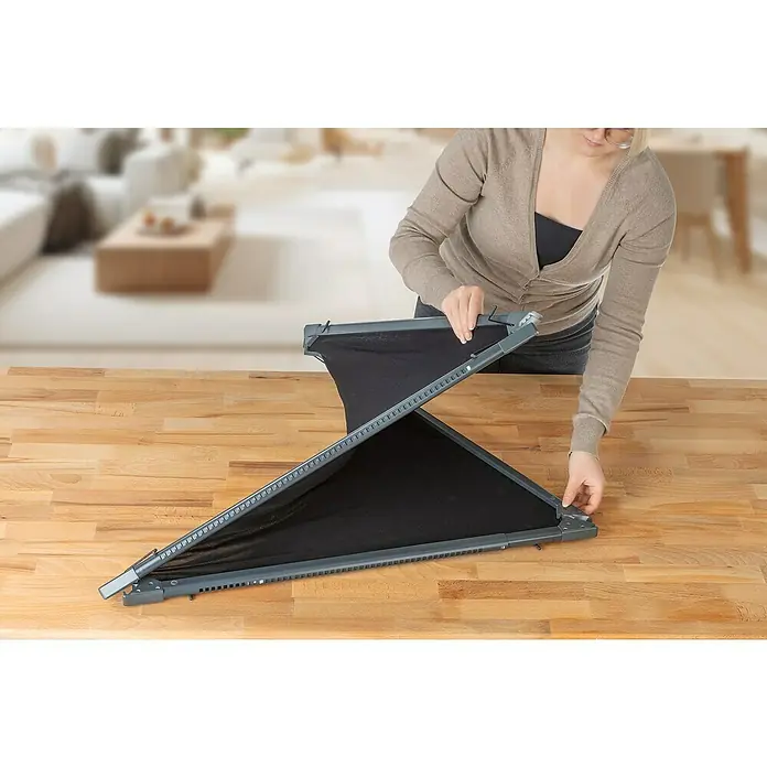 Easy Maxx Insektenschutzfenster - B x H: 115 x 135 cm, Montage Insektengitter: Klemmen, Farbe Rahmen: Anthrazit - Frau faltet einen tragbaren Fotografie-Lichtwürfel auf einem Holztisch. Ideal für Produktfotografie mit gleichmäßiger Ausleuchtung.