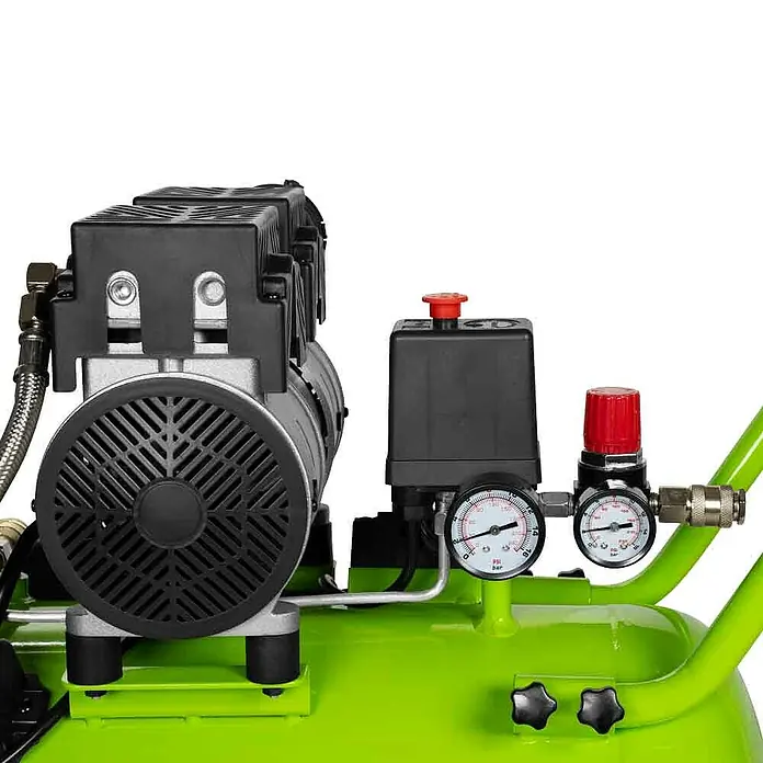 Zipper Flüsterkompressor ZI-COM50SI - 1.500 W, Max. Druck: 8 bar, 50 l, Schmierung: Ohne - Nahaufnahme eines leuchtend grünen Luftkompressors mit schwarzer Motoreinheit, Druckanzeigen, rotem Regler und Druckschalter.