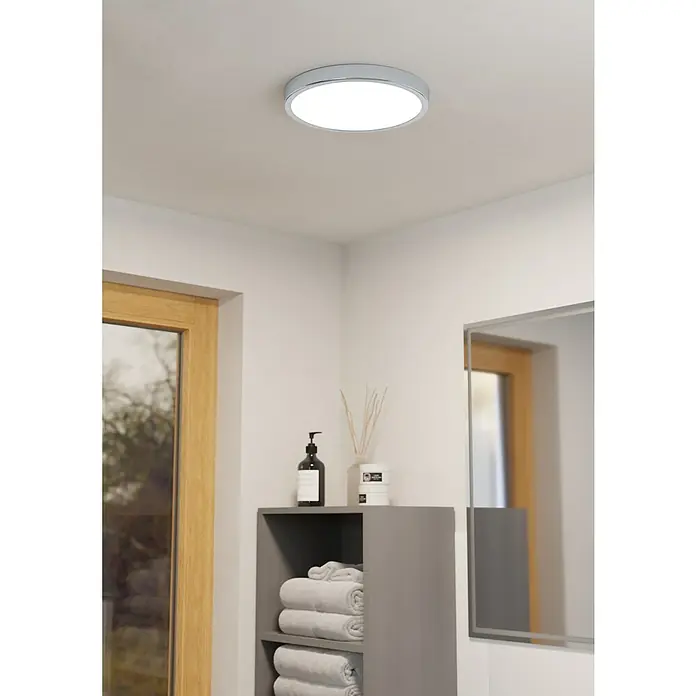 Eglo Fueva 5 LED-Deckenleuchte rund - 20 W, Ø x H: 285 mm x 2,8 cm, Chrom, Warmweiß - Deckenleuchte im Badezimmer. Runde LED-Deckenleuchte mit silbernem Rahmen an der Decke montiert, für eine helle und moderne Beleuchtung.