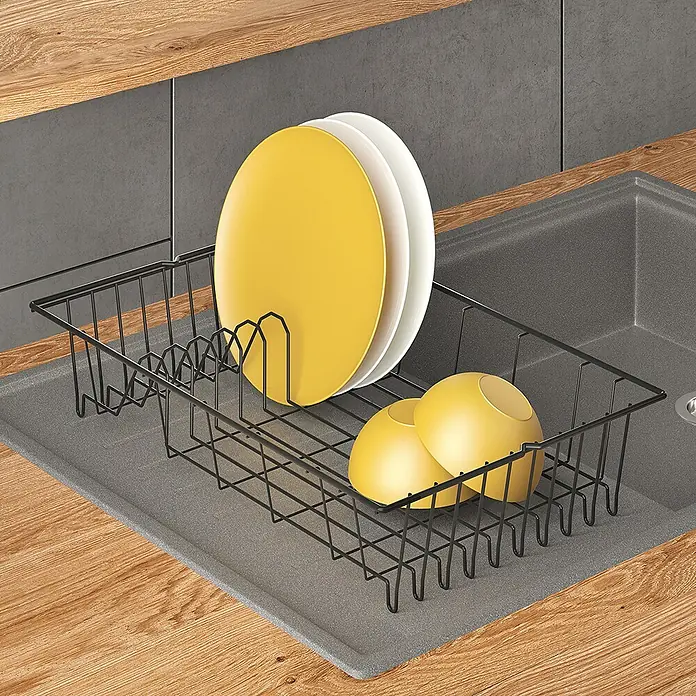 Metaltex Geschirrkorb Brema Lava - L x B x H: 47,6 x 30,5 x 10,5 cm, Metall - Ein Geschirrabtropfgestell aus Metall mit gelben Tellern und Schalen, ideal zum Trocknen von Geschirr in der Küche.