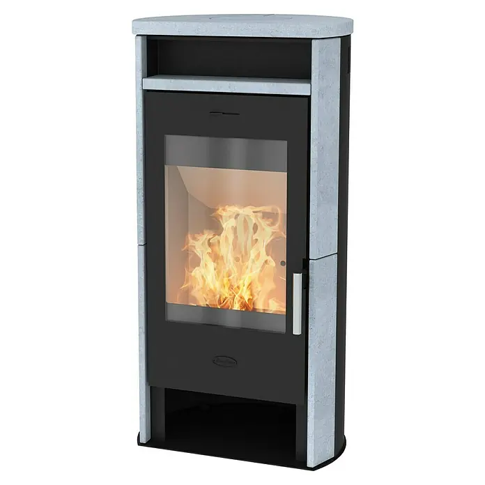 Kaminofen Santa Fe - 6 kW, Raumheizvermögen: 108 m³, Material Verkleidung: Speckstein, Schwarz - Moderner Holzofen mit grauen Betonplatten und schwarzem Metall, Glastür mit sichtbaren Flammen.