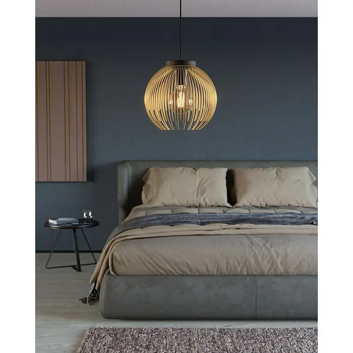 Eglo Venezuela Pendelleuchte rund - 40 W, Ø x H: 23,5 x 110 cm, Schwarz/Gold, E27 - Eine moderne Pendelleuchte mit einem kugelförmigen Lampenschirm aus goldenen Streben hängt über einem Schlafzimmer mit grauem Bett und dunkler Wand.