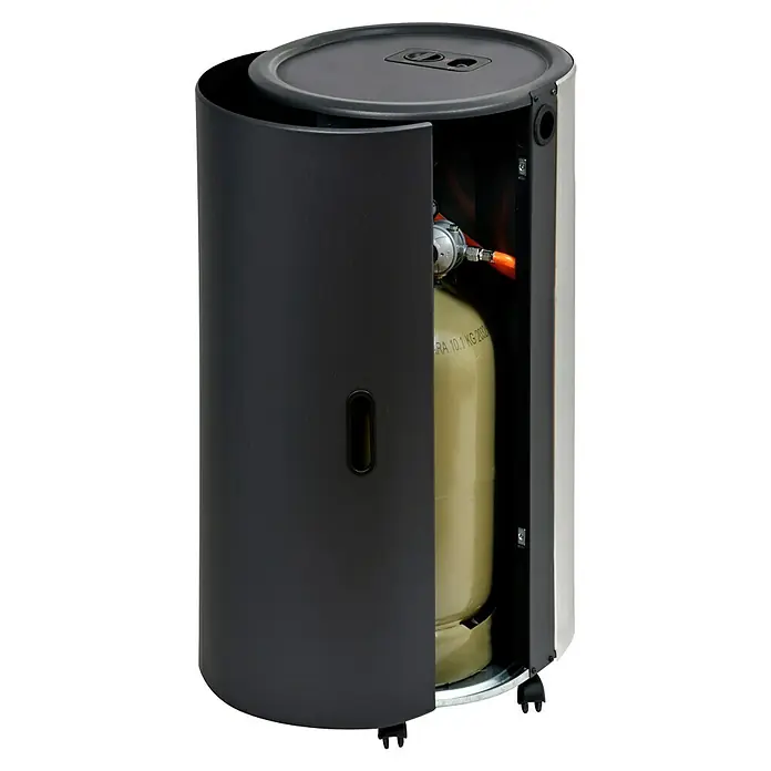 Firefix Gasheizer Chic 4200 Classic - L x B x H: 34 x 46 x 77,5 cm, Edelstahl - Zylindrischer Gasheizstrahler in Schwarz-Silber mit geöffneter Tür, zeigt Gasflasche, Regler und Rollen.