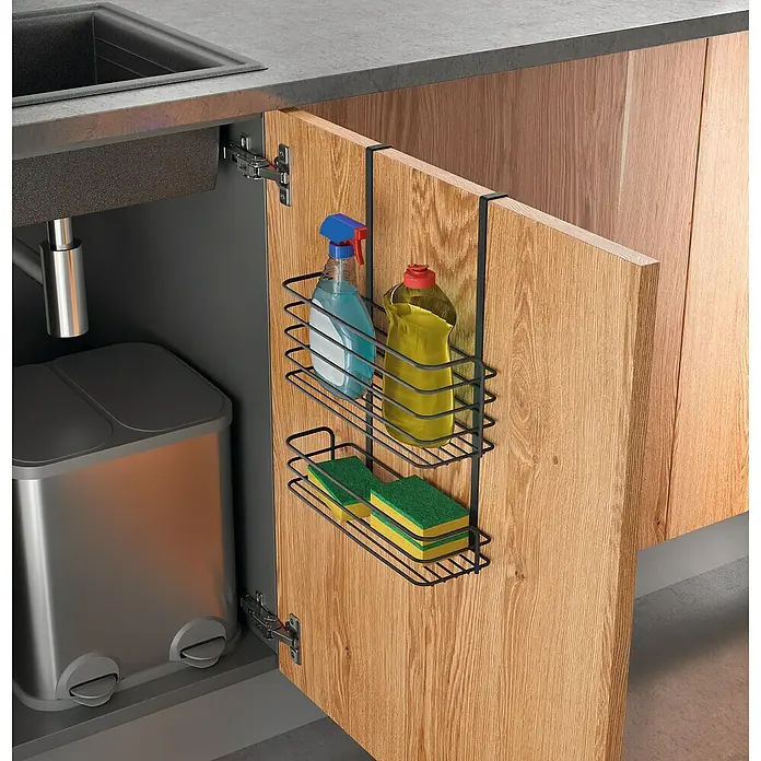 Metaltex Hängeregal Galileo Lava - 11,7 x 26,4 x 36,3 cm, Schwarz - Bild einer Küchenspüle mit offenem Schrank. An der Tür hängt ein Reinigungsmittel-Organizer mit Spülmittel, Reiniger und Schwämmen.