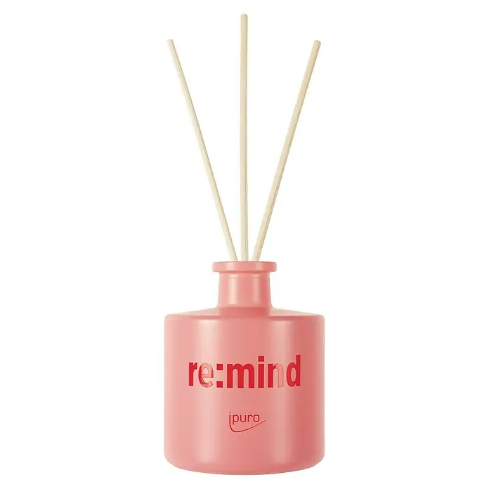 Ipuro Raumduft We Are - Remind, 100 ml - Rosafarbener Keramikdiffusor mit drei hellen Holzstäbchen.