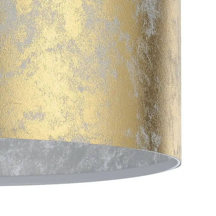 Eglo Viserbella PendelleuchteHöhe: 110 cm - Nahaufnahme einer goldenen Lampe mit silbernen Akzenten, die ein warmes und stilvolles Licht ausstrahlt.
