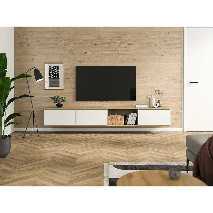 Egger Wandpaneel DecoWall - Namur Fichte hell, 1.250 x 660 x 12 mm, 3 Stk. - Ein schwebendes TV-Board in Weiß und hellem Holz, mittig unter einem Fernseher an einer Holzwand, bietet Stauraum in einem modernen Wohnzimmer.
