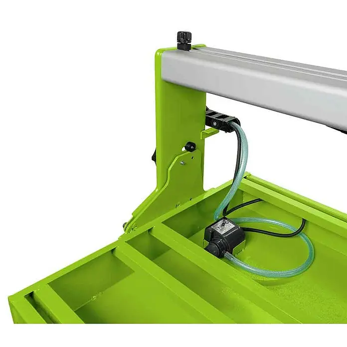 Zipper Elektro-Fliesenschneider ZI-FS250-1200 - 500 W, Max. Schnittlänge: 1.200 mm, Schnitttiefe bei 90 °: 46 mm - Kleine schwarze Tauchpumpe mit durchsichtigem Schlauch zur Wasserversorgung einer grünen Nassfliesensäge.