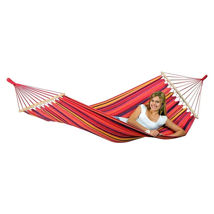 Amazonas Stabhängematte Tonga Vulcano - L x B: 310 x 100 cm, Rot/Orange/Gelb - Frau entspannt in einer farbenfrohen Hängematte mit Holzspreizstäben und roter Aufhängung, ideal für Garten und Terrasse.