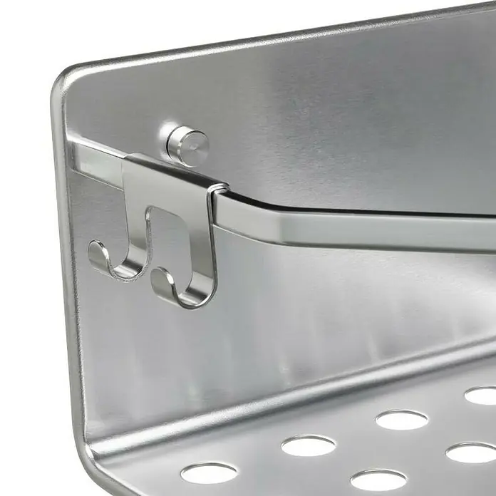 Tatay Moon Cesta de baño 2 alturas -  - Primer plano de una estantería esquinera plateada con ganchos y orificios para almacenamiento en el baño.