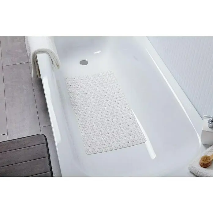 Tatay Antideslizante para bañera Diamond SBS - 72 x 36 cm, Blanco - Esta imagen muestra una bañera blanca con una alfombra antideslizante de color claro. Hay una toalla colgada en el lateral y una alfombra de baño gris es visible.